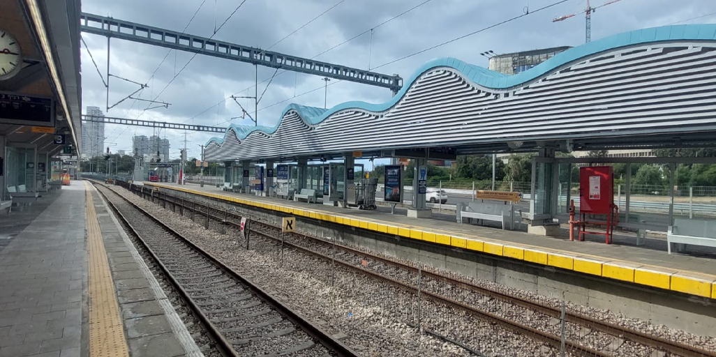 קירוי רציפים בתחנת האוניברסיטה